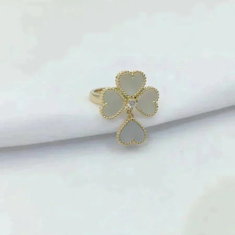 [Joyas Regalia] ANILLO DE TRÉBOL DE MOLINO CON TRAPEADOR BLANCO