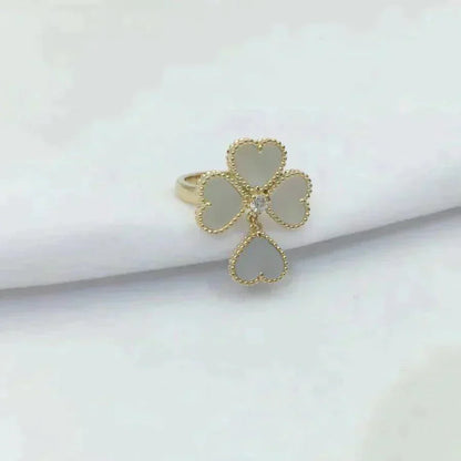 [Joyas Regalia] ANILLO DE TRÉBOL DE MOLINO CON TRAPEADOR BLANCO