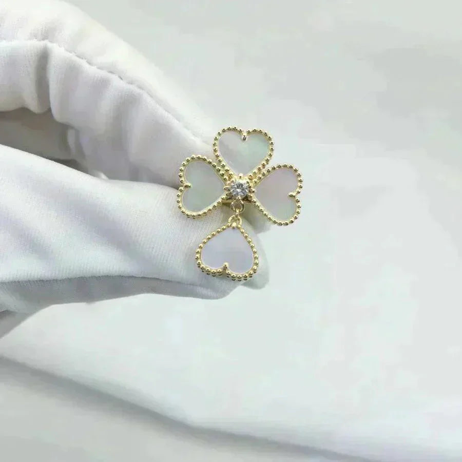 [Joyas Regalia] ANILLO DE TRÉBOL DE MOLINO CON TRAPEADOR BLANCO