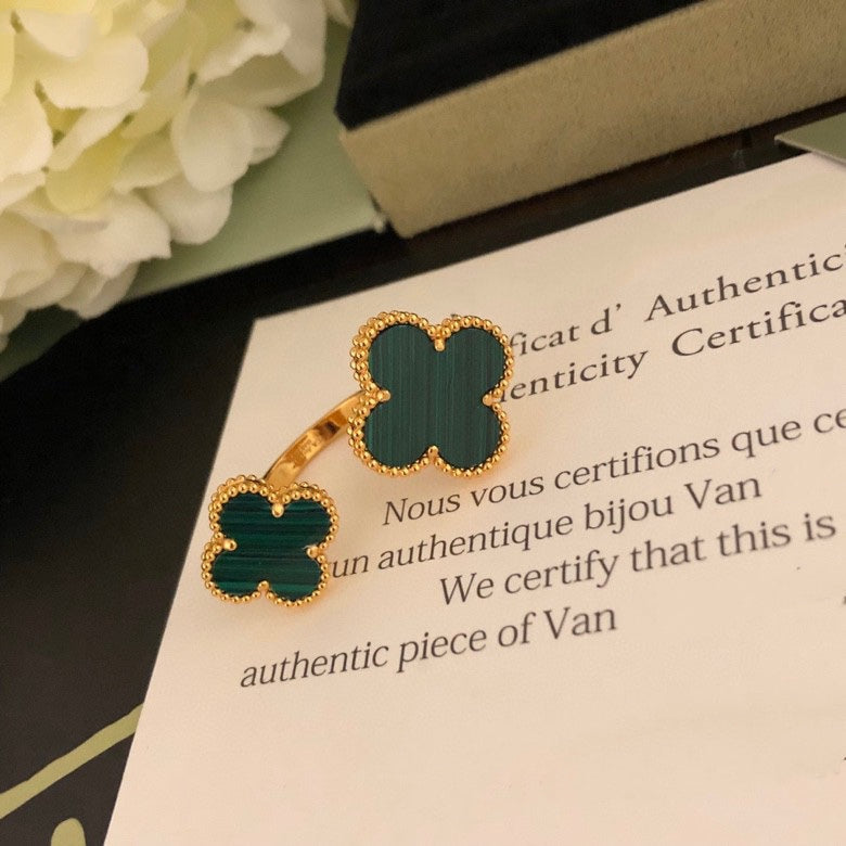[Joyas Regalia] TRÉBOL ENTRE EL ANILLO DEL DEDO