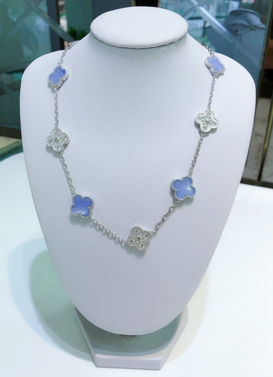 [Bijoux Regalia] COLLIER EN ARGENT AVEC 10 MOTIFS DE TRÈFLE, CALCÉDOINE ET DIAMANTS