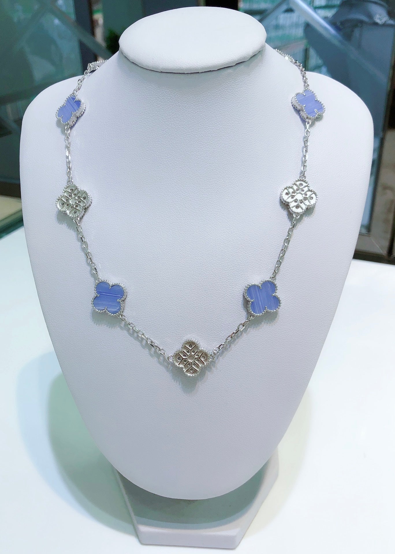 [Joyas Regalia] COLLAR DE PLATA CON DIAMANTES Y CALCEDONIA CON 10 MOTIVOS DE TRÉBOLES