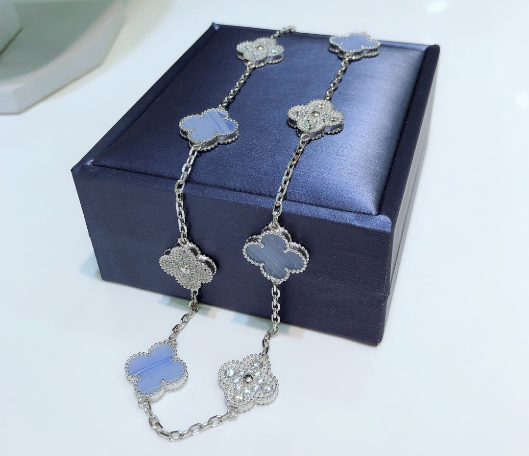 [Joyas Regalia] COLLAR DE PLATA CON DIAMANTES Y CALCEDONIA CON 10 MOTIVOS DE TRÉBOL