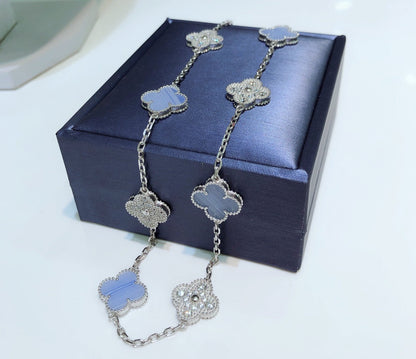 [Joyas Regalia] COLLAR DE PLATA CON DIAMANTES Y CALCEDONIA CON 10 MOTIVOS DE TRÉBOL