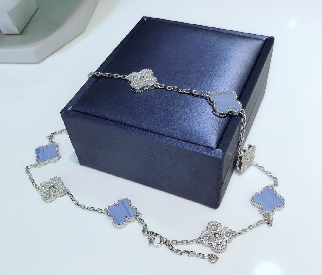 [Joyas Regalia] COLLAR DE PLATA CON DIAMANTES Y CALCEDONIA CON 10 MOTIVOS DE TRÉBOLES