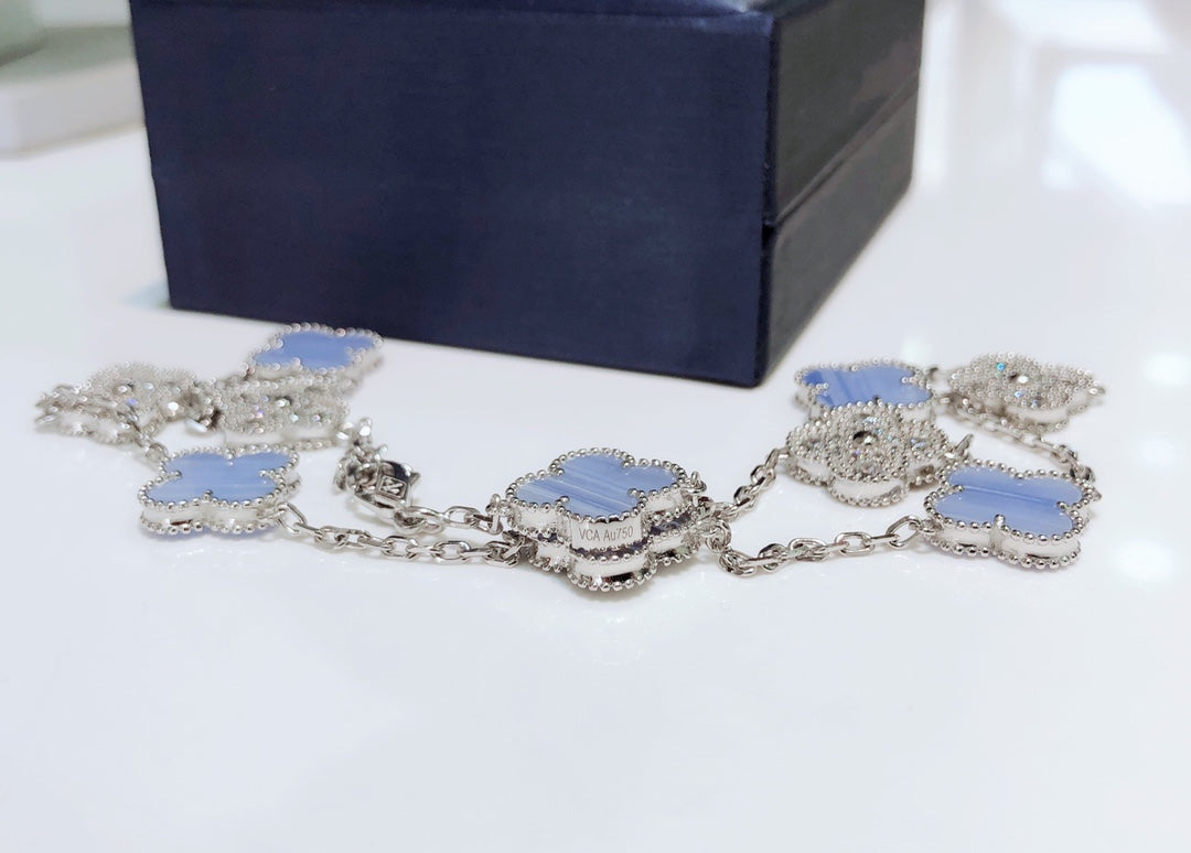 [Joyas Regalia] COLLAR DE PLATA CON DIAMANTES Y CALCEDONIA CON 10 MOTIVOS DE TRÉBOLES