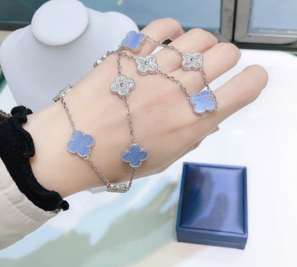 [Joyas Regalia] COLLAR DE PLATA CON DIAMANTES Y CALCEDONIA CON 10 MOTIVOS DE TRÉBOLES