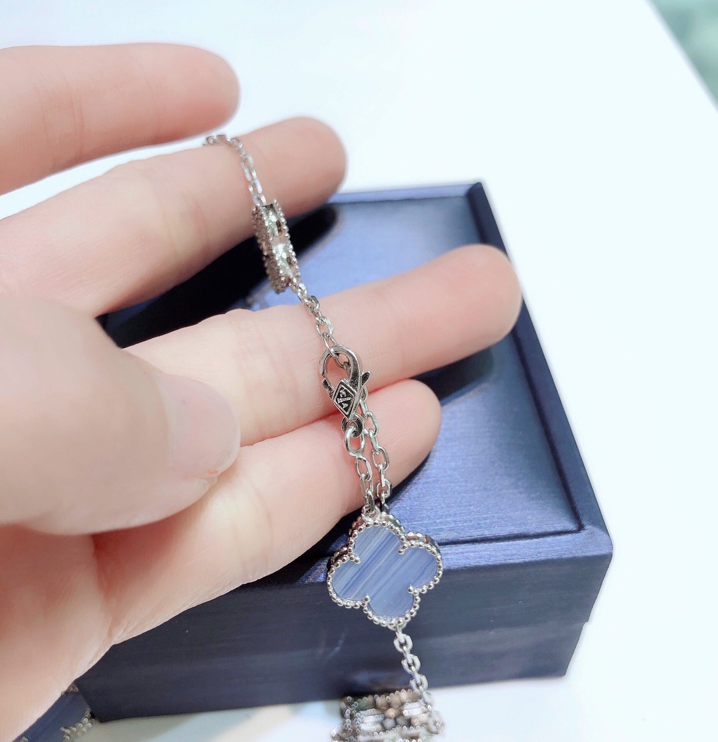 [Joyas Regalia] COLLAR DE PLATA CON DIAMANTES Y CALCEDONIA CON 10 MOTIVOS DE TRÉBOLES