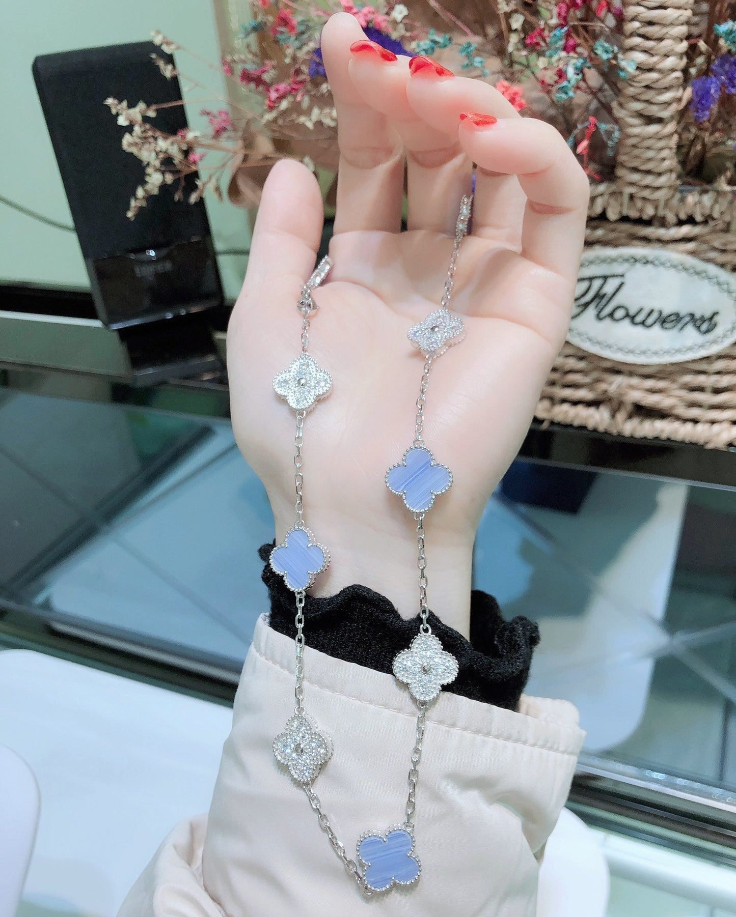 [Joyas Regalia] COLLAR DE PLATA CON DIAMANTES Y CALCEDONIA CON 10 MOTIVOS DE TRÉBOLES
