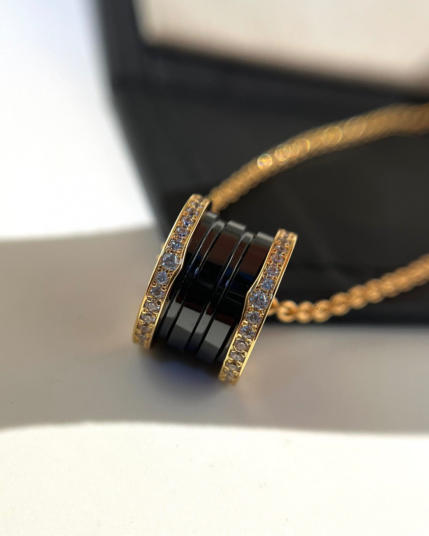 [Joyas Regalia] COLLAR DE ORO ROSA CON DIAMANTES DE CERÁMICA NEGRA ZERO 1