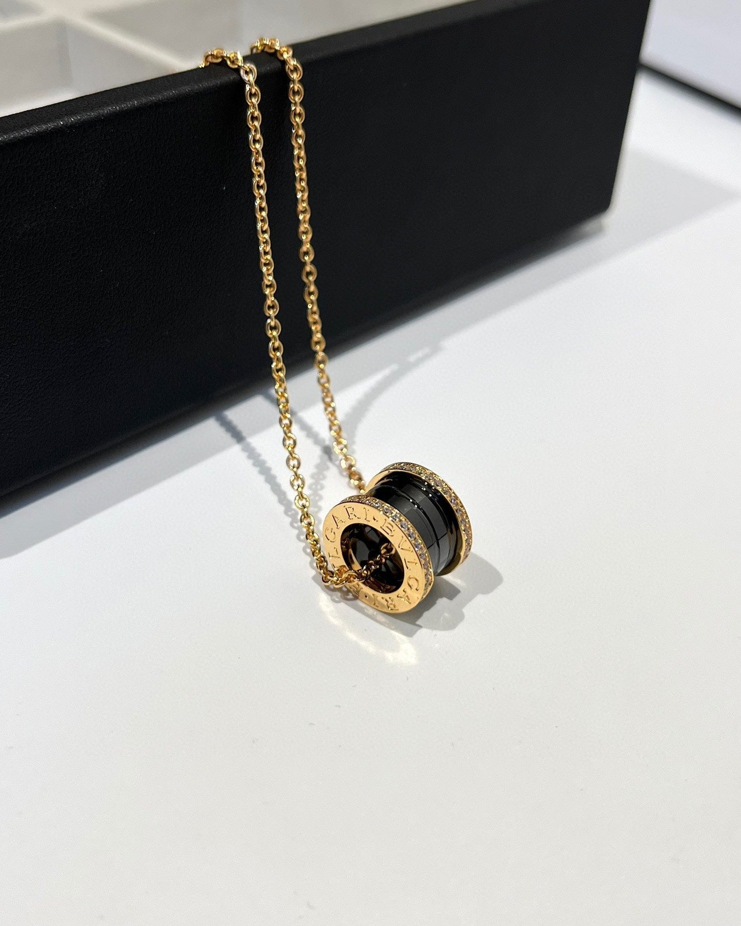 [Joyas Regalia] COLLAR DE ORO ROSA CON DIAMANTES DE CERÁMICA NEGRA ZERO 1