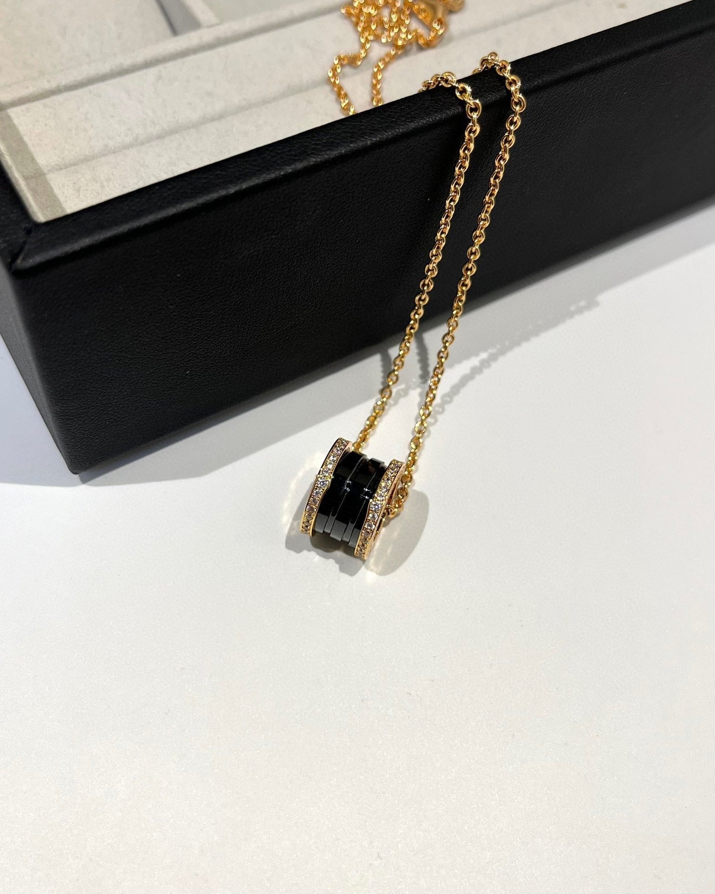 [Joyas Regalia] COLLAR DE ORO ROSA CON DIAMANTES DE CERÁMICA NEGRA ZERO 1