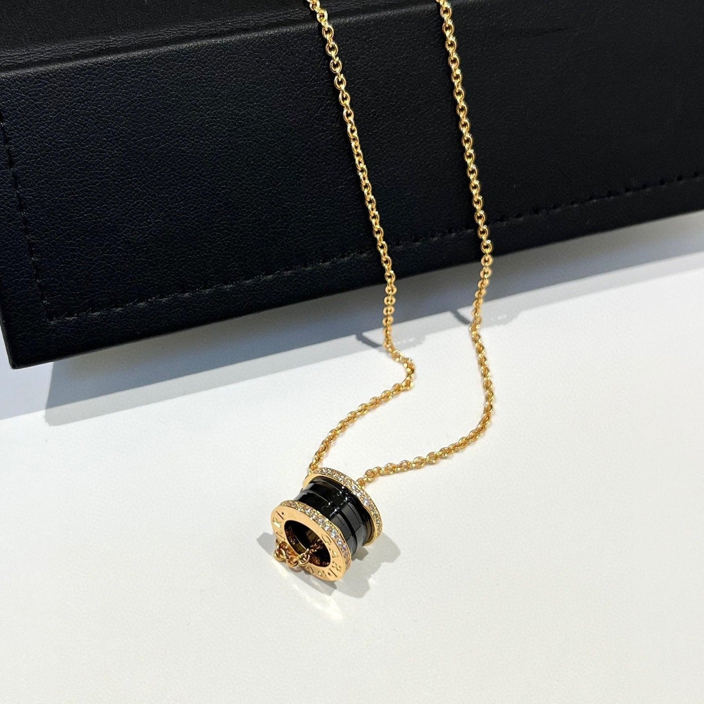 [Joyas Regalia] COLLAR DE ORO ROSA CON DIAMANTES DE CERÁMICA NEGRA ZERO 1